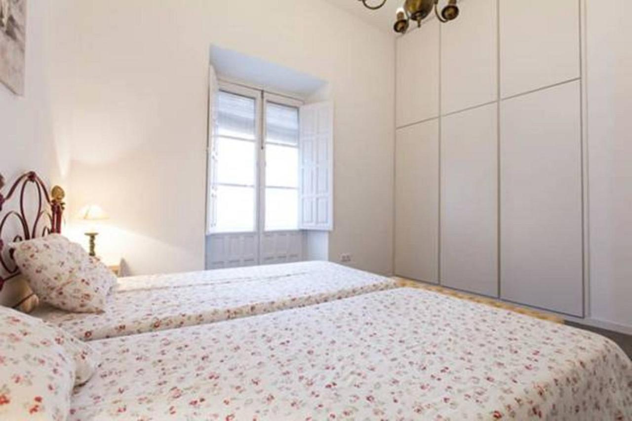Apartamentos Rg Arenal Sevilla Ruang foto