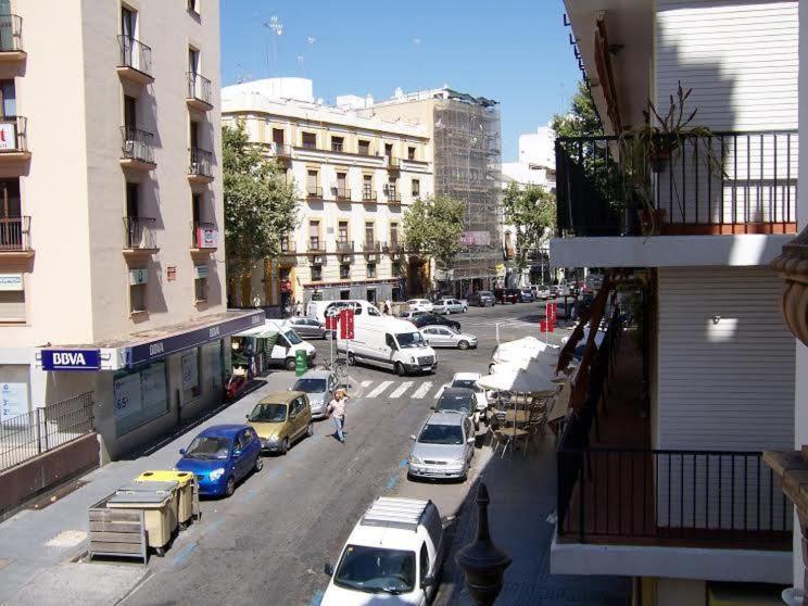 Apartamentos Rg Arenal Sevilla Ruang foto